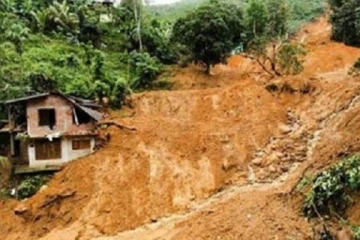 குடியிருப்பு மீது மண்மேடு சரிவு