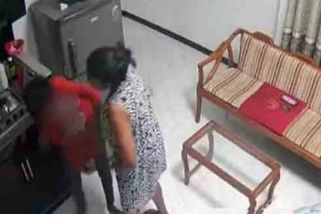 இலங்கையில் 17 வயது சிறுமியை கொடூரமாக தாக்கிய பெண்! பகீர் வீடியோ