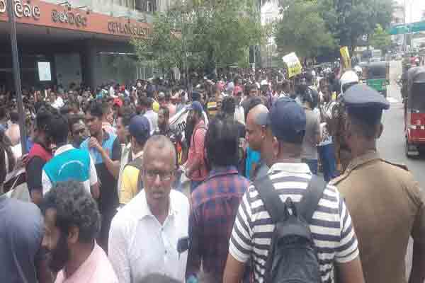 மின்சார சபை ஊழியர்கள் ஆர்ப்பாட்டத்தால் வீதியில் நெரிசல் | Electricity Board Employees Protest Colombo