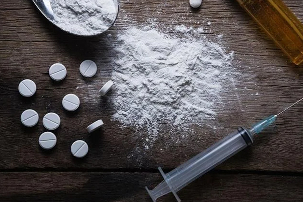 யாழில் போதைப் பொருளை நுகர்ந்த  2 பெண்கள்! | 2 Women Arrested For Consuming Drugs In Yali