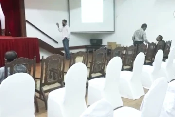 රැස්විමක් මැද පුටුත් සමග තනිවූ හිටපු ජනපති..(VIDEO)