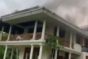 බැසිල්ගේ යැයි ප්‍රාචාරය වන මල්වානේ නිවසත් ගිනි ගනී.. (VIDEO)