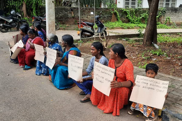 வடக்கு மாகாண ஆளுநர் செயலக முன்றலில் கவனயீர்ப்பு போராட்டம் ( படங்கள்) | Protest Jaffna Northern Governors Secretariat