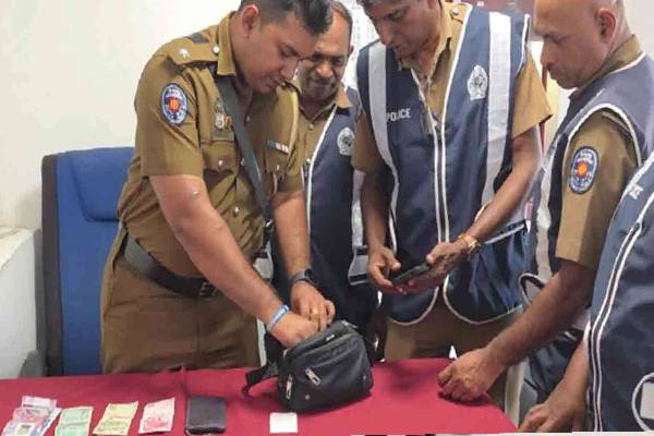 வெளிநாட்டிலிருந்து வந்த பெண்ணுக்கு அதிர்ச்சி ; கைப்பையைத் திருடிய சந்தேகநபர் கைது | Shock For A Woman Who Came From Abroad