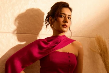 ராசி கண்ணா கிளாமர் போட்டோஷூட்