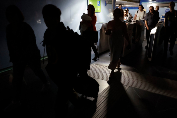 பாரிஸில் 112,000 வீடுகளுக்கு மின்சாரம் துண்டிப்பு! | Power Outages Hit 112 000 Homes In Paris பாரிஸில் 112,000 வீடுகளுக்கு மின்சாரம் துண்டிப்பு! | Power Outages Hit 112 000 Homes In Paris