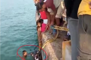 டிக் டொக் எடுத்துக்கொண்டு உந்துருளியுடன் கடலுக்குள் விழுந்த இளைஞன்! யாழில் சம்பவம் (படங்கள்)