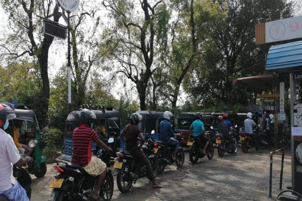 இலங்கையில் மீண்டும் ஏற்பட்டுள்ள நிலை! விலையில் திருத்தம் செய்யப்படுமா? | Again Fuel Line In Sri Lanka Prices Will Change