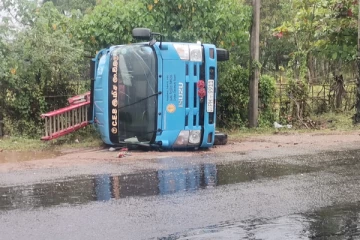 வவுனியா யாழ்.வீதியில் விபத்து - இருவர் காயம் (VIDEO)