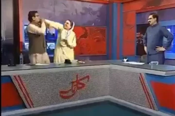 கன்னத்தில் பளார்... டி.வி நேரலையில் மோதிக்கொண்ட அரசியல் கட்சி தலைவர்கள்: வைரலாகும் வீடியோ