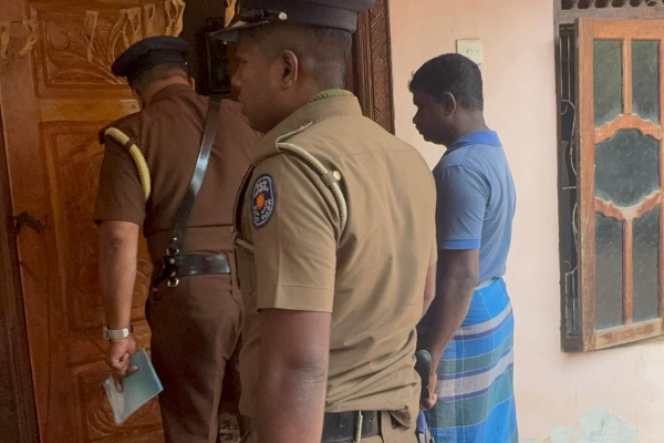 தமிழர் பகுதியில் கோடாரியால் மனைவியை தாக்கிவிட்டு உயிரை மாய்த்த கணவன் | Husband Kills Wife By Attacking Her With An Axe தமிழர் பகுதியில் கோடாரியால் மனைவியை தாக்கிவிட்டு உயிரை மாய்த்த கணவன் | Husband Kills Wife By Attacking Her With An Axe