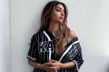 பிக்பாஸ் புகழ் மதுமிதாவா இது... சட்டை பட்டனை கழட்டி எடுத்த போட்டோ ஷுட்