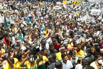 நாட்டுக்காக மெழுகுவர்த்தி ஏந்தும்  ​போராட்டம் (Photos)