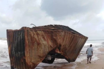 பற்றி எரியும் கப்பலில் இருந்து கரையொதுங்கும் சிதைவுகள்