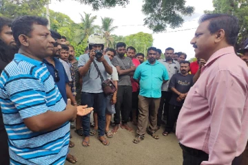 யாழ்.மாவட்ட செயலகத்திற்கு முன்பாக போராட்டத்தில் ஈடுப்பட்ட மக்கள்(Photo)