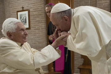 600 ஆண்டுகால வரலாற்றில் முதல் முறை! முன்னாள் போப்பின் இறுதிச்சடங்கில் போப் ஆண்டவர்