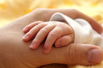 கடிதத்துடன் கைவிடப்பட்ட ஒரு மாத கைக்குழந்தை