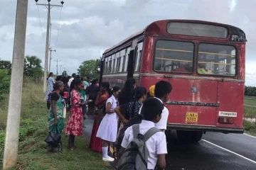 யாழில் அடிக்கடி மாணவர்களை அந்தரிக்கவிடும் பேருந்து! நடவடிக்கை எடுப்பார்களா?