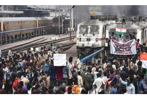 பற்றி எரியும் அக்னிபத் போராட்டம் - உத்தரப்பிரதேசத்தில் 260 பேர் கைது - தமிழ்நாடு