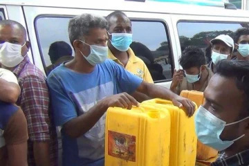 டீசலுக்காக  மூன்று நாட்களாக வீதியில் காத்திருந்த  சாரதிகள்