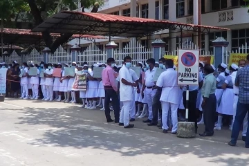 சுகாதார நிபுணர்களின் கோரிக்கைகளுக்கு தீர்வு வழங்குமாறு கோரி போராட்டம்  (Video)