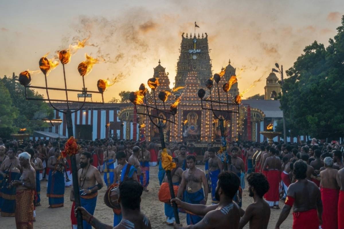 பூஞ்சப்பரத்தில் எழுந்தருளிய முருகப்பெருமான் ; நல்லூரில் 18ஆம் திருவிழா பக்தி பரவசத்துடன் நிறைவு | Lord Murugan Of Poonjapparam Flood Devotees Nallur