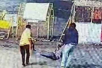 மரித்த மனிதநேயம் - உயிருக்கு போராடியவரை சாலையோரம் வீசிச்சென்ற டிரைவர், கிளீனர்!