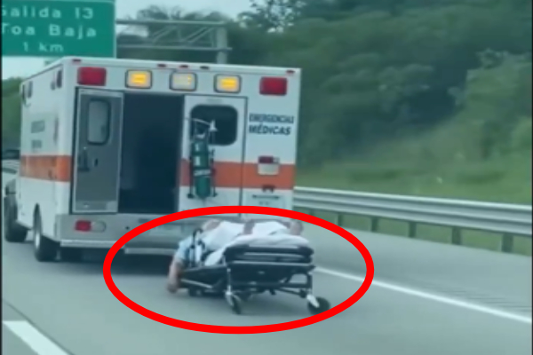 ஆம்புலன்ஸில் இருந்து ஸ்ட்ரெச்சருடன் வீதியில் விழுந்த நோயாளி ; சாரதியின் அலட்சியம் | Patient Falls Ambulance Stretcher India High Way ஆம்புலன்ஸில் இருந்து ஸ்ட்ரெச்சருடன் வீதியில் விழுந்த நோயாளி ; சாரதியின் அலட்சியம் | Patient Falls Ambulance Stretcher India High Way