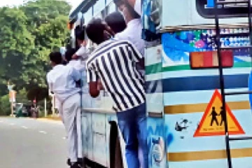 பாடசாலை பேருந்திலிருந்து தவறி விழுந்த மாணவன்