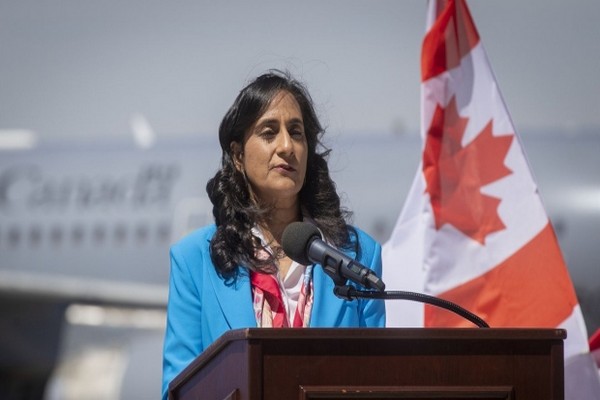 உக்ரைனுக்கு அதிரடியாக ஆயுதங்களை அனுப்பி வைக்கும் கனடா | Sending 200 Canadian Made Armoured Vehicles