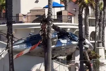 அமெரிக்கா கடற்கரையில் விழுந்து நொறுங்கிய ஹெலிகாப்டர்