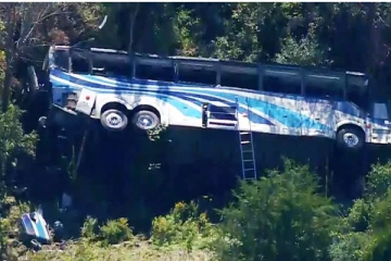 40 மாணவர்களுடன் பள்ளத்தாக்கில் கவிழ்ந்த பேருந்து! இருவர் பலி : ஐவர் கவலைக்கிடம்