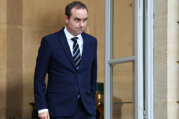 பிரான்ஸ் பட்ஜெட் வாக்கெடுப்பு: பிரதமர் தலை தப்பியது | French Pm Sebastien Wins In Budget Vote பிரான்ஸ் பட்ஜெட் வாக்கெடுப்பு: பிரதமர் தலை தப்பியது | French Pm Sebastien Wins In Budget Vote