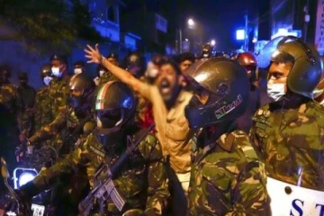 ஆவேசமடையும் மக்களின் போராட்டத்தால் திணறும் இலங்கை இராணுவம் (VIDEO)