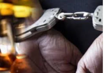 මත්පැන් ජාවාරම් කළ කාන්තාවජ් මත්පැන් සහ ගංජා සමග අල්ලාගනියි..