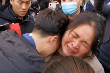 4 வயதில் கடத்தப்பட்ட சிறுவன்.. 30 வருடத்திற்கு பிறகு தாயுடன் இணைந்த நெகிழ்ச்சி சம்பவம்!