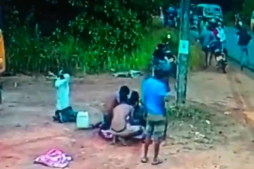 පාදයක් ගැලවී විසිවී ගිය බිහිසුණු අනතුර..සංවේදී අය නැරඹීමෙන් වළකින්න.(VIDEO)