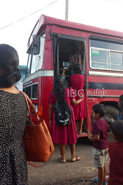 யாழில் சம்பவம்  - இடைநடுவில் பழுதடைந்த அரச பேருந்து - பரீட்சை எழுதும் மாணவர்கள் அவதி | Govt Bus Breaks Down Al Exam Student Suffer