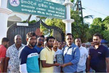 ஜே.வி.பி முக்கியஸ்தர்களிடம் புனித அல்குர்ஆன் சிங்களப் பிரதி கையளிப்பு(Photo)