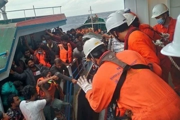 நடுக்கடலில் தத்தளித்த இலங்கை அகதிகள் எடுத்துள்ள முடிவு - செய்திகளின் தொகுப்பு