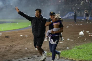 கால்பந்து மைதானத்தில் 135 பேர் பலியான துயரம் சம்பவம்! இரண்டு அதிகாரிகளுக்கு சிறை