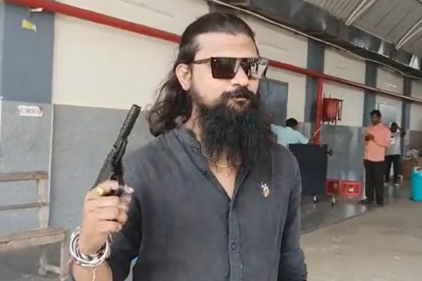 தியேட்டருக்கு நிஜ துப்பாக்கியுடன் வந்த நபர் கைது! லாக்கப்பில் ஆர்ஆர்ஆர் ரசிகர் | Man Comes To Rrr Theater With Real Gun Arrested