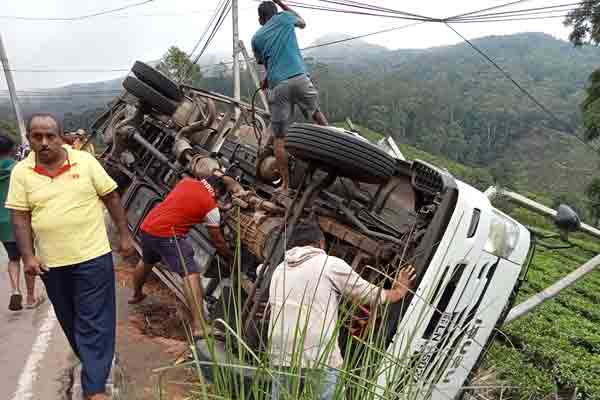 கோழி உரத்தை ஏற்றி பயணித்த லொறி விபத்து | Truck Fell Accident In Toppas Area