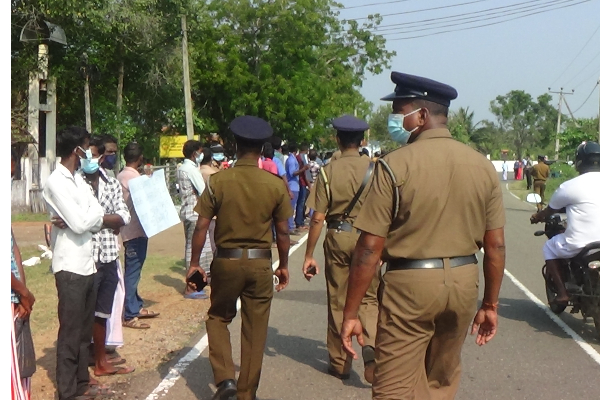 இறால் வளர்ப்பு பண்ணை  அமைக்கும் நடவடிக்கைக்கு எதிர்ப்பு தெரிவிக்கும் பிரதேச மக்கள் | Locals Protest Against Setting Up Of Shrimp Farm