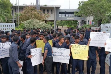 போராட்டத்தில் குதித்த கிளிநொச்சி யேர்மன் தொழிற்பயிற்சி நிலைய மாணவர்கள்