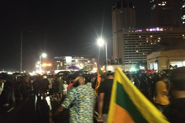 கொமும்பில் நள்ளிரவிலும் ஜனாதிபதியை பதவி விலகுமாறு கோசம்போடும் இளைஞர்கள்! | Colombo Youths Midnight Protest Gohomegota