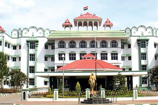 இலவசங்களை அறிவிக்கும் கட்சிகளுக்கு ஏன் தடை விதிக்கக்கூடாது? உயர்நீதிமன்றம் கேள்வி | Ban Parties Declaring Freebies High Court Question