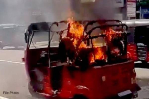 எரிபொருள் கசிவால் எரிந்து நாசமான முச்சக்கரவண்டி! | Destroyed Three Wheeler Burnt By Fuel Leak