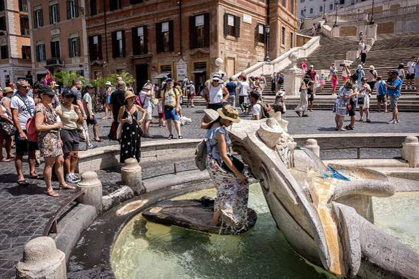இத்தாலியில் சுற்றுலா பயணிகளுக்கு ஏற்பட்டுள்ள அவல நிலை! | Tourists Suffering From Lack Of Water In Italy