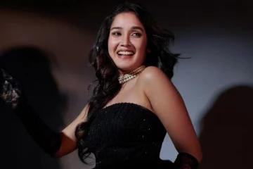 அனிகா சுரேந்திரனா இது.. பிளாக் அண்ட் ஒயிட் உடையில் அழகிய போட்டோஷூட்